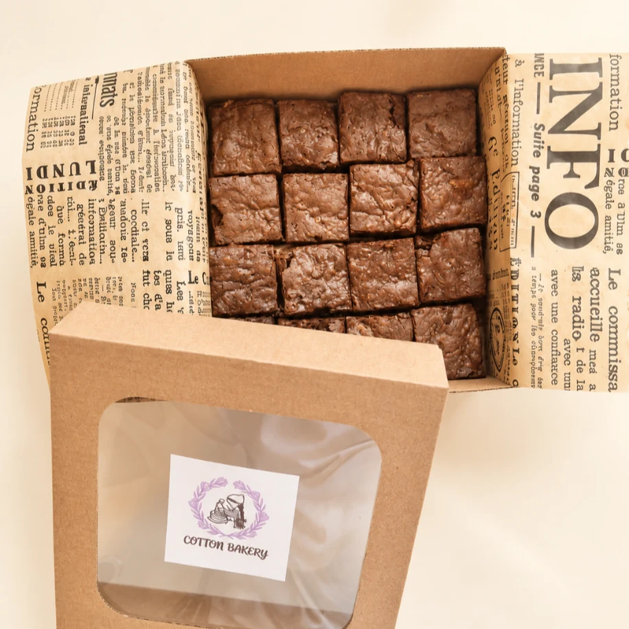 Kraft kap içinde küp şeklinde Cotton Bakery brownie bites, küçük ikramlık