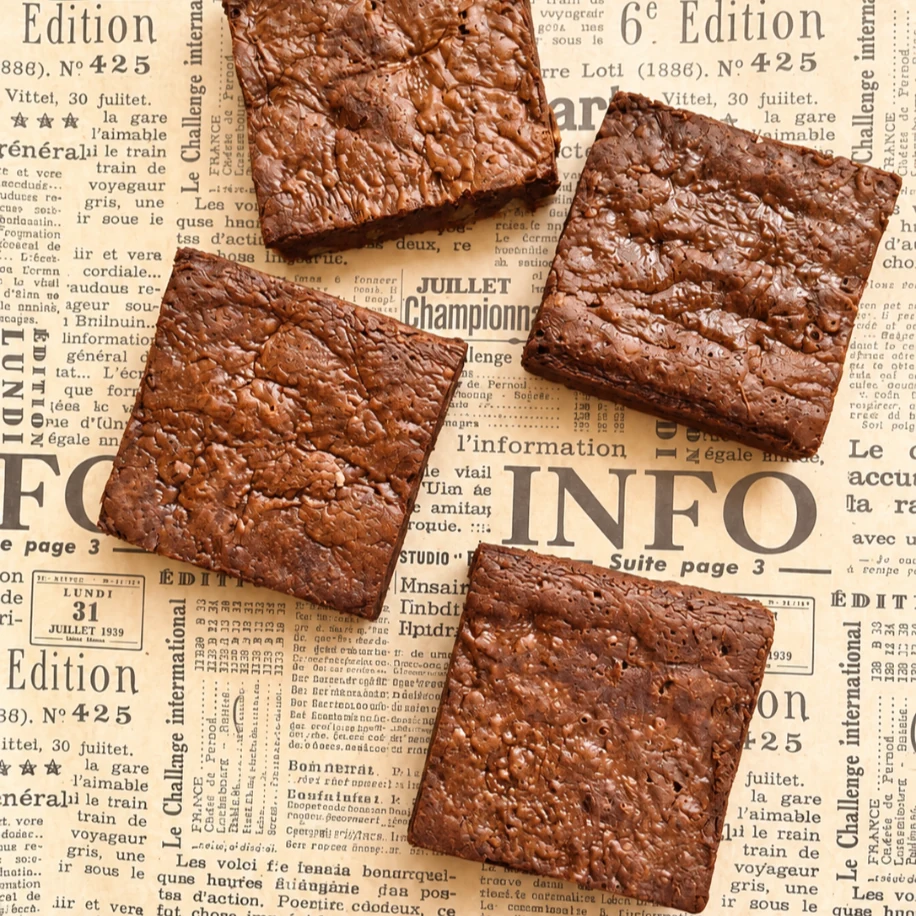 Tabakta dört adet porsiyon Cotton Bakery brownie, kahve yanı ikramlık